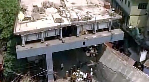 Hiện trường vụ sập cầu vượt - Ảnh: Kolkata24x7