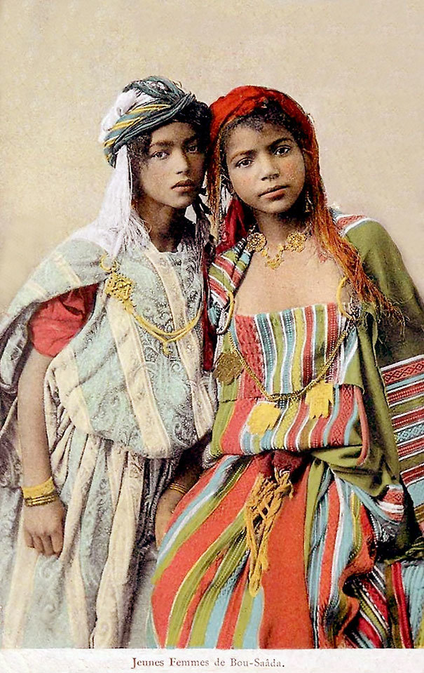 Hai thiếu nữ người Algeria