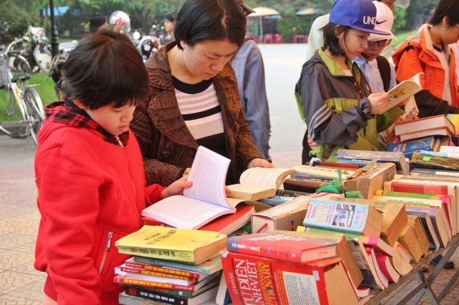 Nhiều phụ huynh dành thời gian đến phiên chợ sách cũ tìm sách cho con - Quốc Nhật