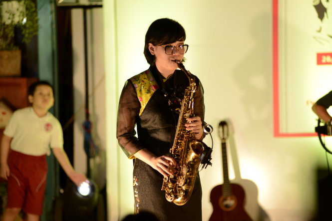 Nghệ sĩ trẻ saxophone  An Trần (12 tuổi) trình diễn ca khúc Diễm xưa - Ảnh: Duyên Phan