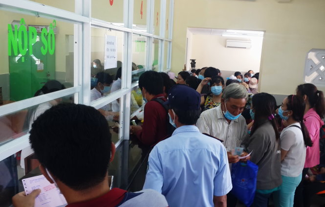 Người dân chờ mua thuốc tại nhà thuốc một bệnh viện ở TP.HCM - Ảnh: Hữu Khoa