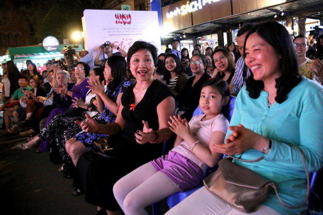 Khán giả ở nhiều lứa tuổi hát theo những ca khúc đã đi vào lòng người của nhạc sĩ Trịnh Công Sơn - Ảnh: Ngọc Hiển