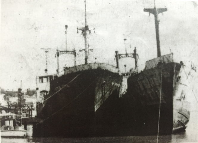 Hai con tàu cũ nát của Panama, đậu tại cảng Sông Hàn, được Nhà máy đóng tàu Sông Thu sửa chữa và đưa vào sử dụng trong thời điểm hết sức khó khăn sau ngày giải phóng 
- Ảnh tư liệu