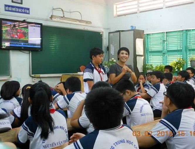 Tiến sĩ tâm lý Lê Thị Linh Trang hướng dẫn các em học sinh tại TP.HCM về cách phòng chống xâm hại trẻ em - Ảnh: Lê Thanh Trung