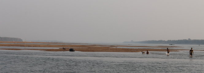 Dãy cát ở Kratie nổi lên bất thường khi nước trên dòng Mekong xuống thấp, người dân không còn kiếm đủ cái ăn trên dòng sông này nữa - Ảnh: Tiến Trình