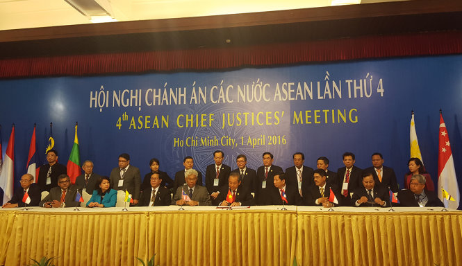 Chánh án các nước ASEAN ký tuyên bố chung sau khi hội nghị Chánh án các nước ASEAN kết thúc - Ảnh: Hoàng Điệp