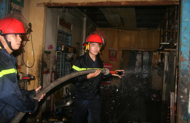 Lực lượng Cảnh sát PCCC Khánh Hòa chữa cháy tại nhà 21 đường P.Phước Long - Ảnh: Ngọc Chi