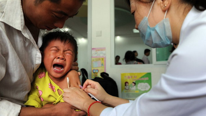 Một trẻ em được chích ngừa theo chương trình tiêm chủng miễn phí của Trung Quốc - Ảnh: AFP