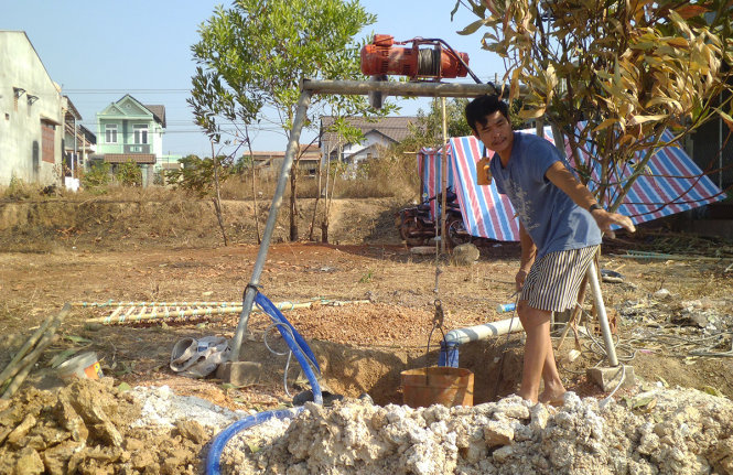 Người dân thuộc phường Tân Phú, thị xã Đồng Xoài đào giếng để lấy nước dùng cho sinh hoạt - Ảnh: B.L