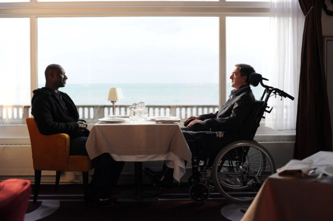 Oma Sy (vai Driss) và François Cluzet (vai Philippe) trong phim Intouchables   - Ảnh: TWC/ALLIANCE. 