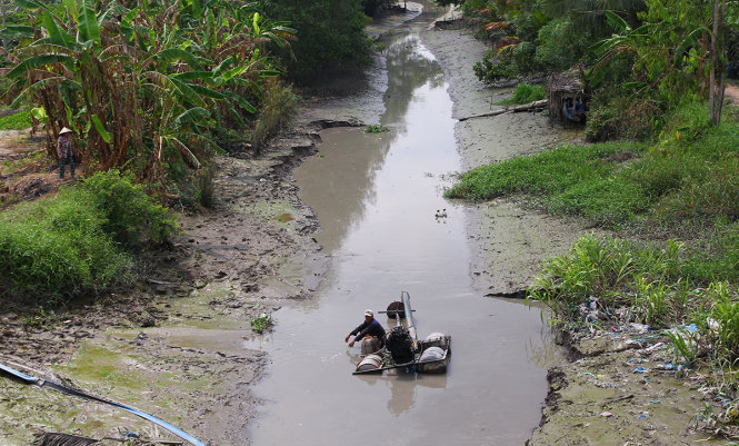 Tình hình khô hạn và xâm nhập mặn ngày một nghiêm trọng ở ĐBSCL  khiến người dân thêm khốn đốn. Trong ảnh: Nước ngọt cạn kiệt tại một kênh nội đồng ở huyện Châu Thành A (Hậu Giang) - Ảnh: Chí Quốc
