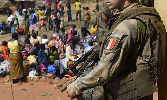 Một binh lính Pháp thuộc lực lượng Sangaris đang bảo vệ người dân Trung Phi tị nạn ở nhà thờ Boali - Ảnh: AFP