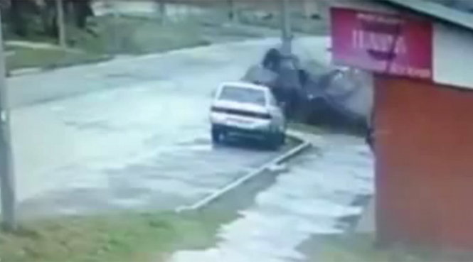 Chiếc xe vỡ nát sau vụ tai nạn - Ảnh chụp từ video