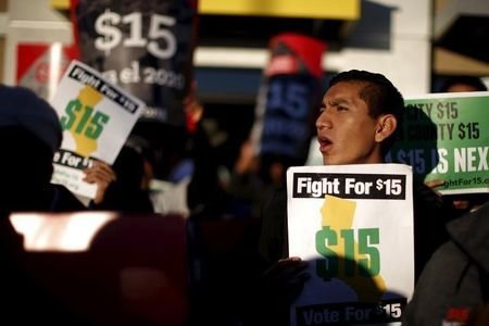 Người dân California sẽ được tăng lương tối thiểu Ảnh: Reuters