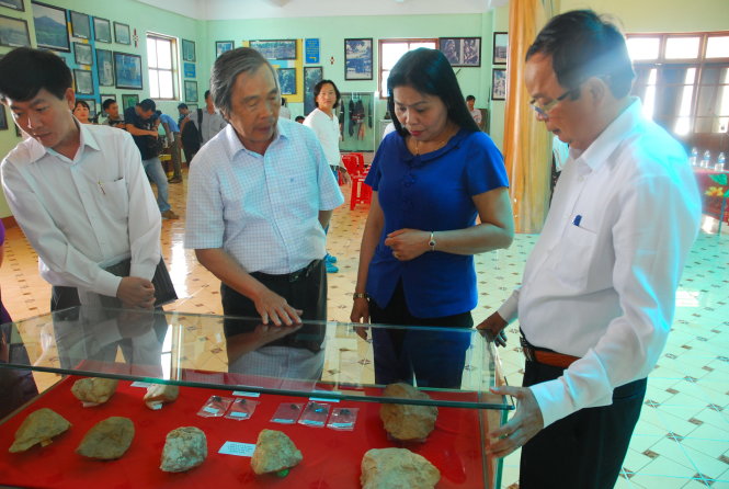 Các vật dụng đồ đá cũ được trưng bày tại Bảo tàng Quang Trung (thị xã An Khê, Gia Lai) - Ảnh: B.D.