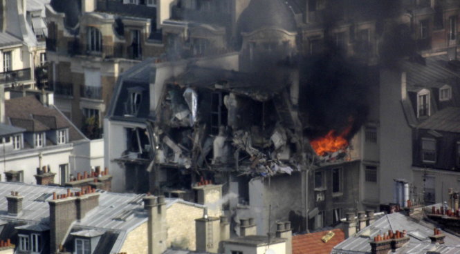 Lửa khói bốc lên từ nơi xảy ra nổ - Ảnh: AFP