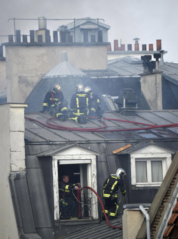 Nhiều lính chữa cháy đã bị thương khi làm nhiệm vụ - Ảnh: Getty Images