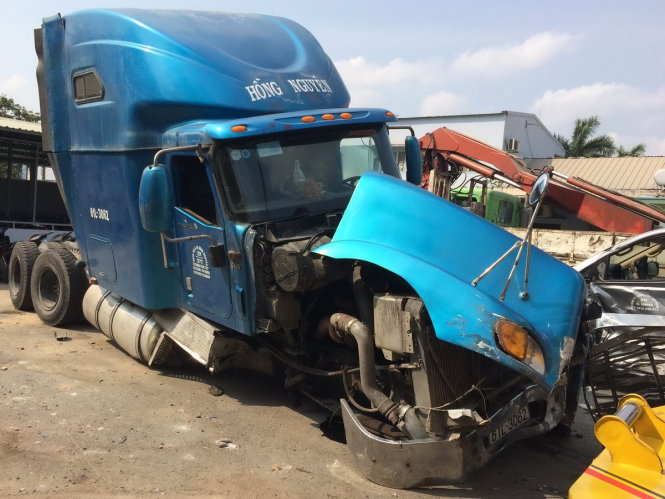 Đầu chiếc xe container bị vỡ nát biến dạng sau vụ tai nạn - Ảnh: Lê Phan