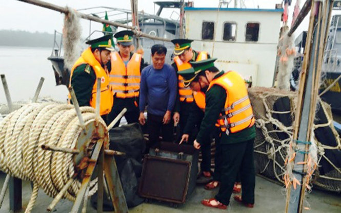 Thuyền trường Đàm Thủy Dương, người Trung Quốc điều khiển con tàu đã thừa nhận việc xâm phạm trái phép vào vùng biển của Việt Nam với mục đích cung cấp dầu cho các tàu cá khác trong khu vực - Ảnh: Biên phòng Hải Phòng cung cấp