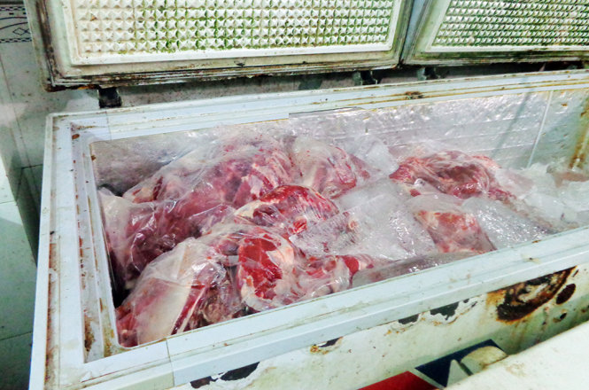 Cán bộ đoàn liên ngành huyện Củ Chi (TP.HCM) kiểm tra cơ sở biến thịt trâu thành thịt bò bán cho người tiêu dùng sáng 2-4 - Ảnh Trạm Thú y Củ Chi cung cấp