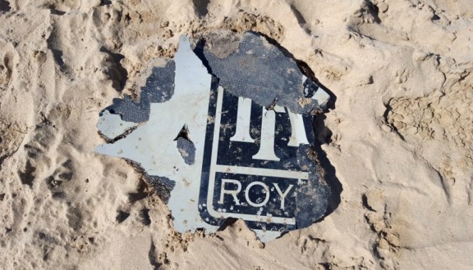 Mảnh vỡ nghi của MH370 trên bãi biển Mozambique phát hiện hồi tháng 3-2016. Ảnh: AFP