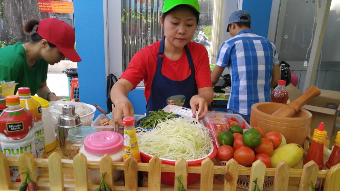 Hòa mình vào không khí ẩm thực đường phố náo nhiệt với những món ăn tuyệt vời, đặc trưng của Việt Nam, từ bánh mì, phở, bún chả đến chè, kem và hơn thế nữa. Hãy xem hình ảnh và cảm nhận sự hấp dẫn của ẩm thực đường phố.