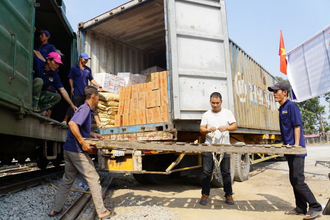 Công nhân vận chuyển hàng hóa lên tàu ở ga Trảng Bom sáng 3-4 - Ảnh: Hà Mi