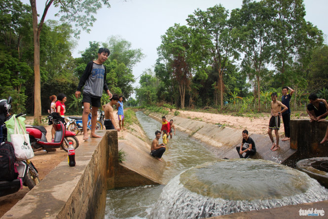 Thanh thiếu niên tắm trốn nóng tại một trạm bơm hút nước từ sông Mekong vào nội đồng ở làng Hienngom, cách thành phố Nong Khai hơn 10km
