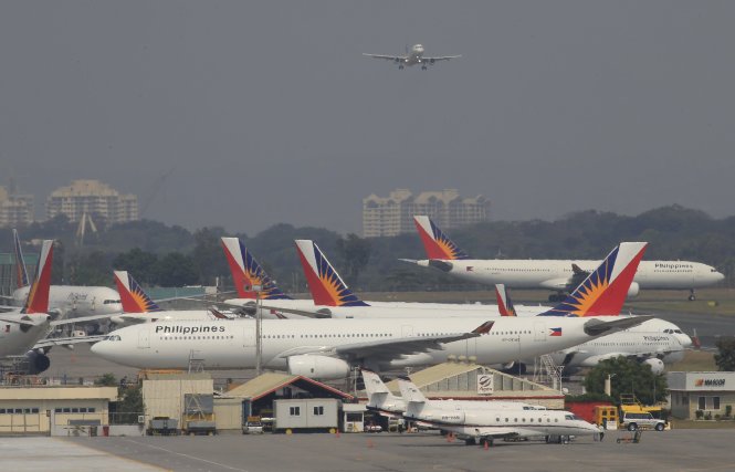 Cảnh đông đúc trên bãi đỗ sân bay Manila. Ảnh: Reuters