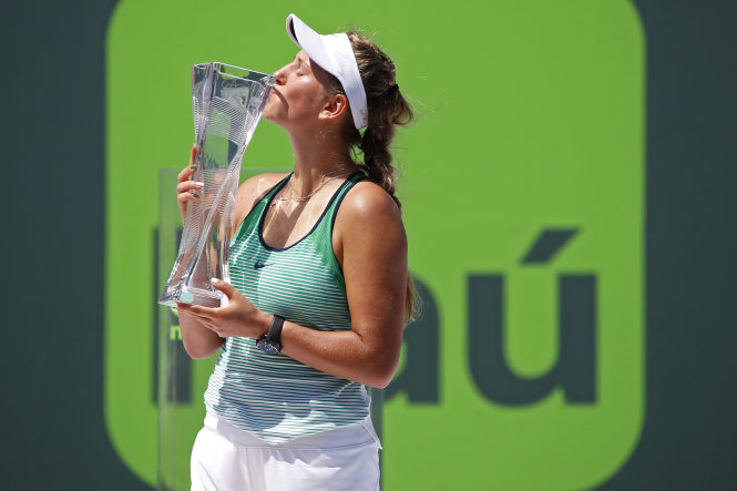 Azarenka bên chức vô địch Giải Miami mở rộng 2016. Ảnh: Reuters