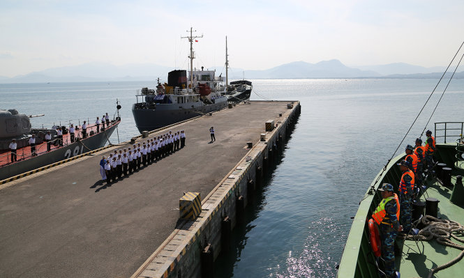 Đội hình tiễn đoàn công tác chào tàu rời cảng - Ảnh: Quang Tiến