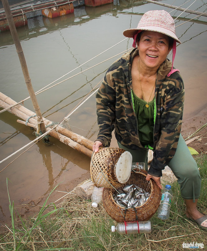 Bà Pulsam cho xem món quà ít ỏi từ dòng Mekong