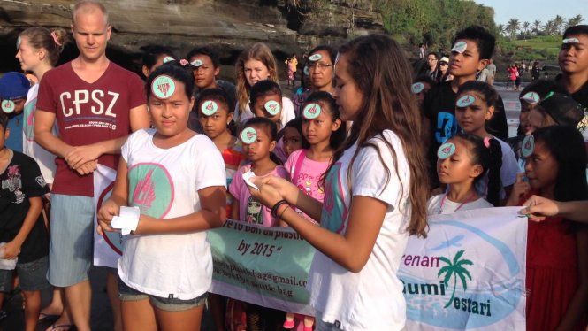 Hai chị em (phía trước ảnh) và chiến dịch Bye bye plastic bags tại Tanah Lot, Indonesia - Ảnh: Ytimg