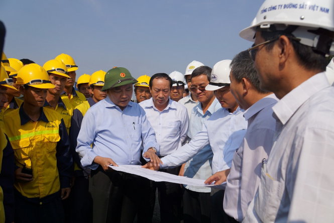 Phó Thủ tướng nghe Tổng Công ty đường sắt VN báo cáo tiến độ khắc phục cầu Ghềnh và nâng cấp các ga hành khách, hàng hóa ở Đồng Nai - Ảnh: Hà Mi