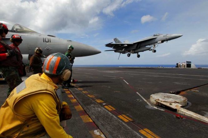 Máy bay chiến đấu hạ cánh trên tàu sân bay USS Stennis của Mỹ trong đợt tuần tra ở Biển Đông - Ảnh: Reuters