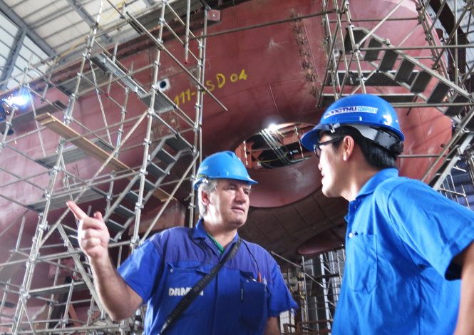 Các chuyên gia của Tập đoàn Damen (Hà Lan) trong Nhà máy đóng tàu Sông Thu - Ảnh: Đăng Nam