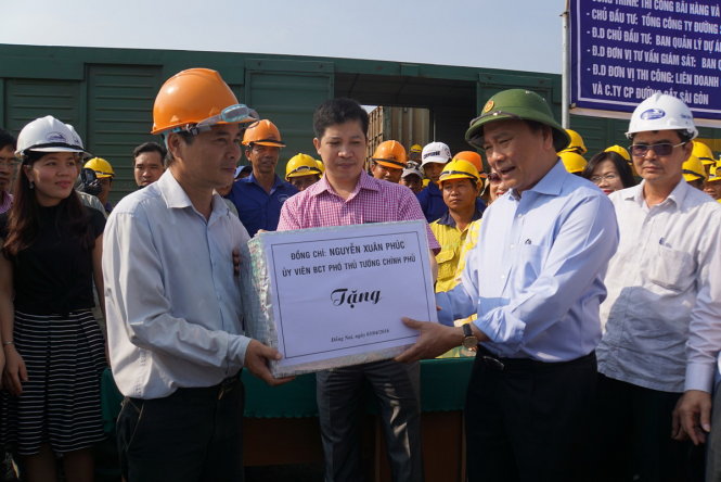 Phó Thủ tướng Nguyễn Xuân Phúc thăm hỏi và tặng quà công nhân thi công ở ga Trảng Bom - Ảnh: Hà Mi