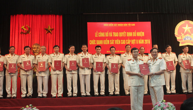 Viện trưởng Nguyễn Hòa Bình trao quyết định bổ nhiệm cho các kiểm sát viên cao cấp - Ảnh: T.L