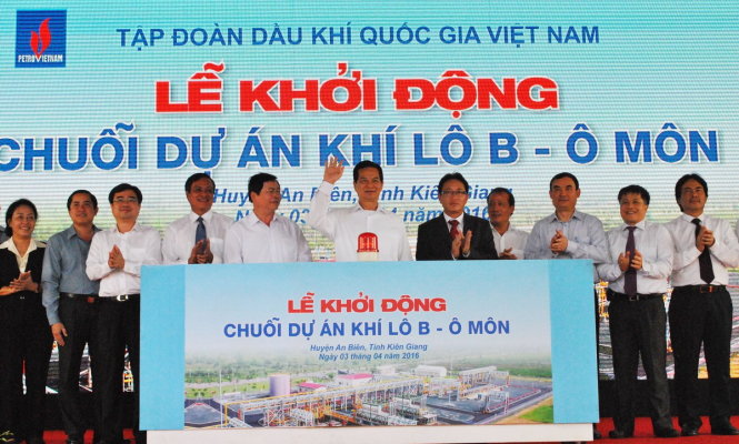 Thủ tướng Nguyễn Tấn Dũng cùng lãnh đạo các bộ, ngành, địa phương bấm nút khởi động chuỗi dự án. Ảnh: K.Nam