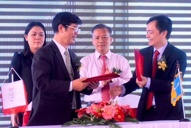 Ký kết tài trợ vốn giữa Ngân hàng Sacombank và Đại học quốc tế Hồng Bàng tại lễ khởi công sáng 3-4 - Ảnh: L.Q
