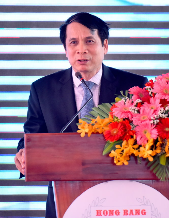 Thứ trưởng Bộ Giáo dục và Đào tạo Phạm Mạnh Hùng phát biểu tại lễ khởi công tòa nhà Đại học quốc tế Hồng Bàng sáng 3-4 - Ảnh: L.Q