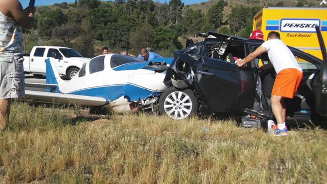 Hình ảnh từ vụ tai nạn cho thấy chiếc ô tô bị máy bay đâm từ phía sau - Ảnh: NBC News