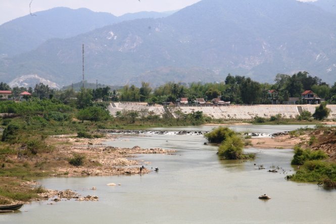 Sông Cái Nha Trang ở phía thượng nguồn, tại xã Diên Thọ huyện Diên Khánh (Khánh Hòa), sắp cạn trơ đáy - Ảnh: Phan Sông Ngân