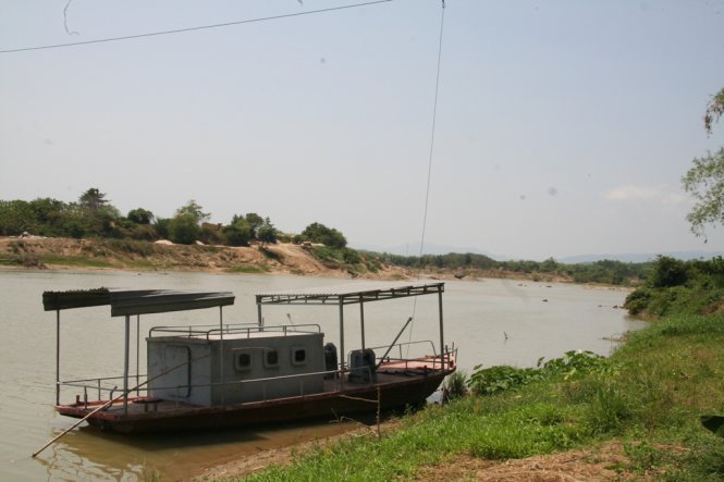 Con thuyền đo nước sông Cái tại trạm thủy văn Đồng Trăng ở xã Diên Lâm, huyện Diên Khánh. Mực nước sông Cái tại đây vào sáng 3-4-2016 chỉ còn 297cm - thấp nhất lịch sử nước sông Cái cho đến nay - Ảnh: Phan Sông Ngân