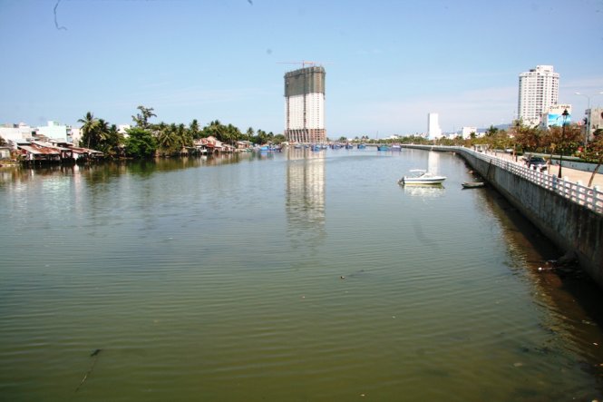 Sông Cái nơi cuối dòng, phía dưới cầu Hà Ra, chuẩn bị đổ ra biển Nha Trang - Ảnh: Phan Sông Ngân