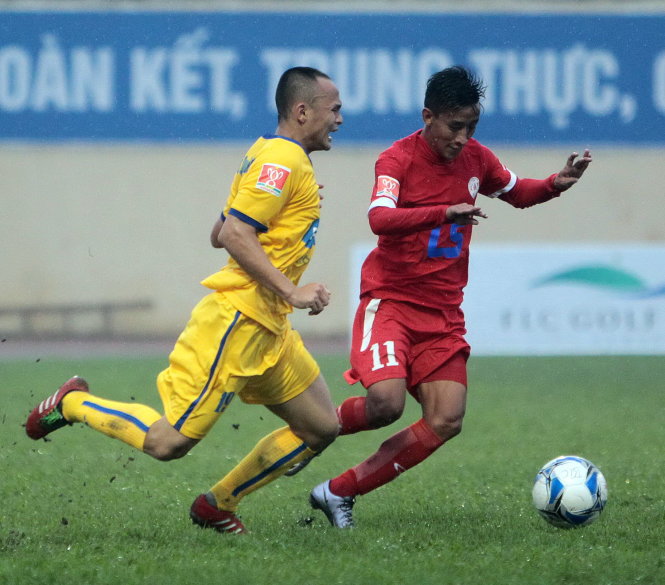 Một pha bóng trong trận TP.HCM (phải) gặp FLC Thanh Hóa ở trận khai mạc Cúp quốc gia 2016 cuối tuần qua - Ảnh: Anh Hoàng