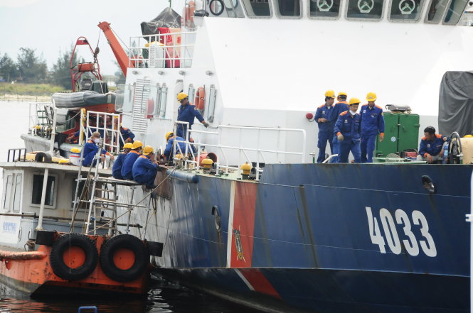Tàu cảnh sát biển CSB-4033 bị hư hại nặng do tàu Trung Quốc đâm, đang được các công nhân ở Tổng công ty Sông Thu sửa chữa khẩn cấp để ra khơi - Ảnh: Tấn Vũ