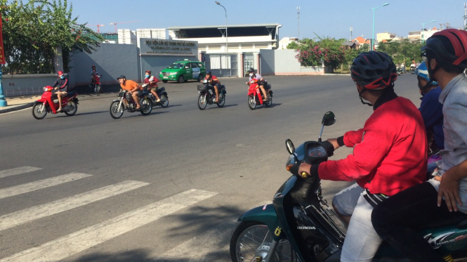 Nhóm thanh niên đua xe trên đường Chu Văn An (Q.Bình Thạnh) vào chiều 20-3 - Ảnh: Ngọc Khải