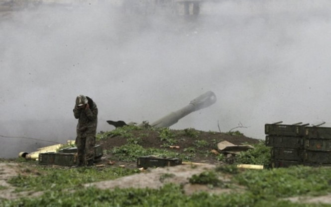 Binh sĩ Armenia nã pháo vào các vị trí của quân đội Azerbaijan ở Nagorny Karabakh. Ảnh Reuters