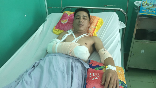 Anh Điều đang điều trị các vết chém tại bệnh viện 175 - Ảnh: Đức Thanh
